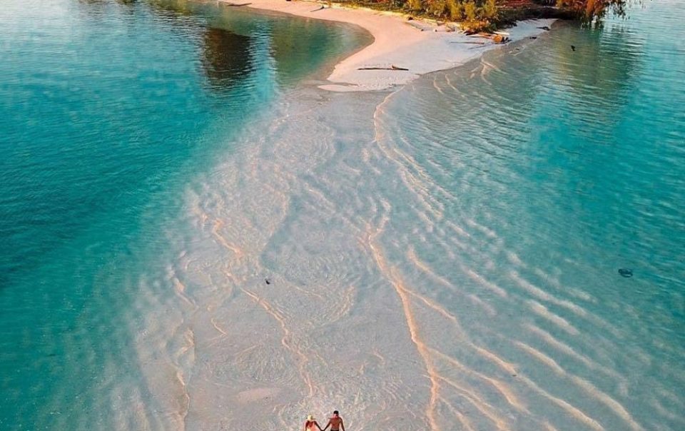 Keajaiban Pantai Pasir Timbul: Pesona Alami yang Memukau di Raja Ampat