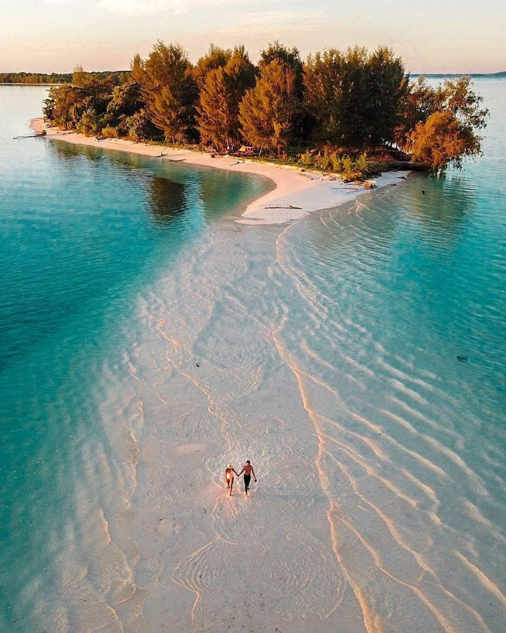 Keajaiban Pantai Pasir Timbul: Pesona Alami yang Memukau di Raja Ampat