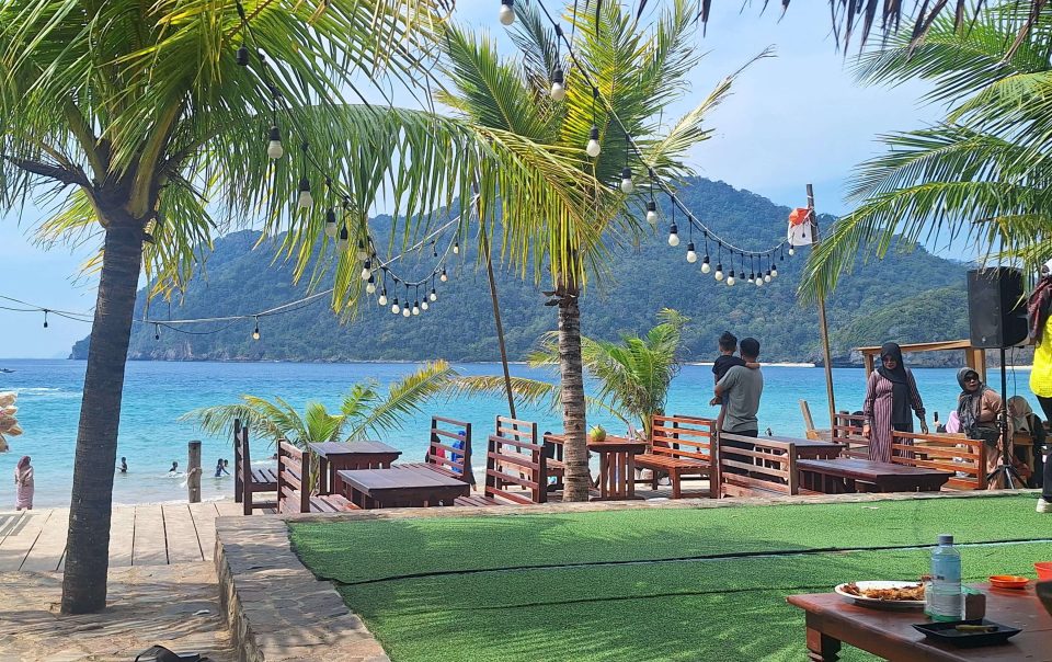 🕌 Liburan Keluarga Bernuansa Islami: 3 Hari Seru Jelajah Aceh dari Masjid Raya hingga Pantai Lampuuk