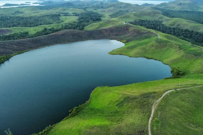 🏕️ Petualangan Alam Keluarga di Waena: Camping di Bukit Cycloop hingga Menyusuri Danau Love