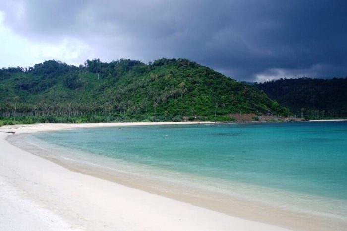Menikmati Pesona Pantai Lampuuk: Maldives-nya Aceh