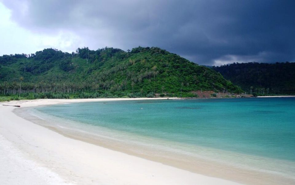 Menikmati Pesona Pantai Lampuuk: Maldives-nya Aceh