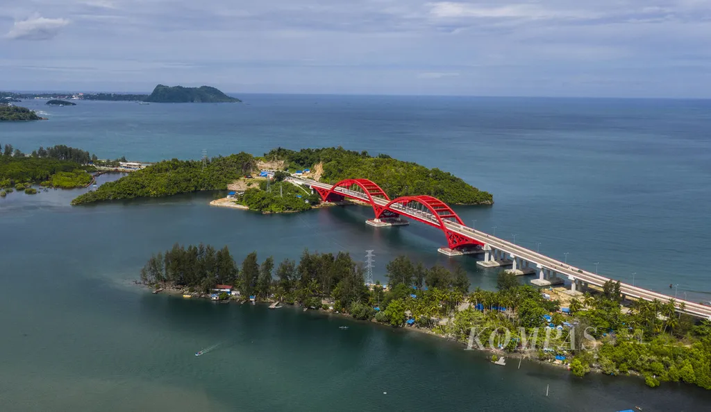 🌅 Senandung Senja di Teluk Yotefa: Menemukan Kedamaian dan Cerita dari Alam Papua