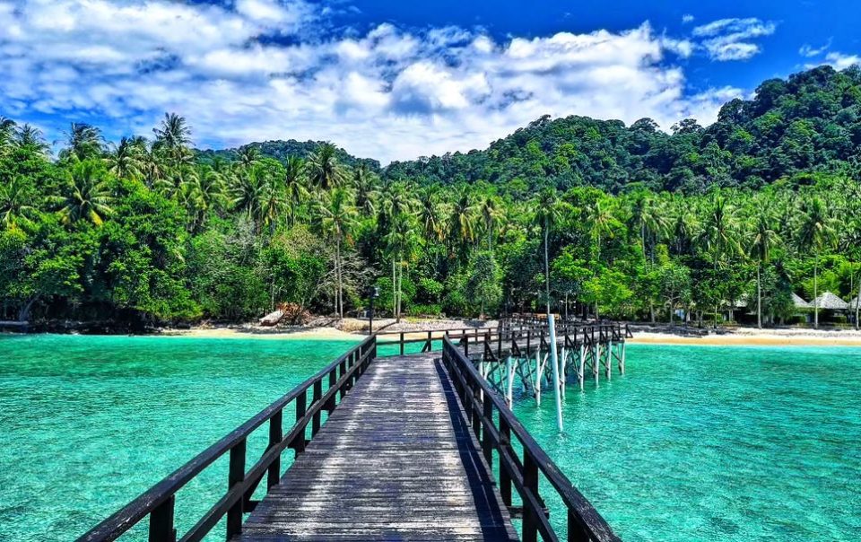 🌴 Surga di Ujung Sumatra: Menyelami Keindahan Pulau Weh, Permata Laut Aceh