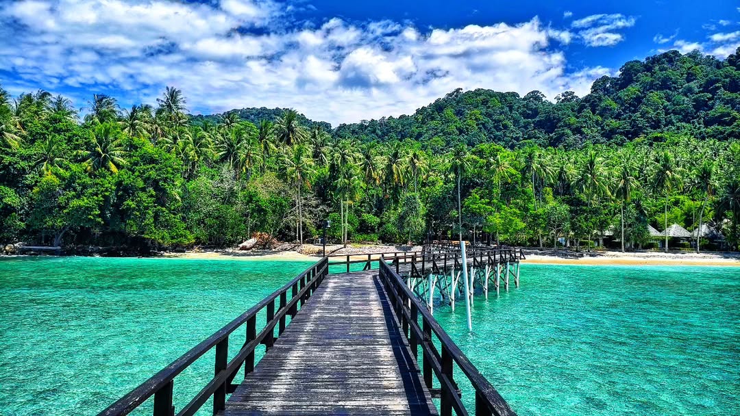 🌴 Surga di Ujung Sumatra: Menyelami Keindahan Pulau Weh, Permata Laut Aceh