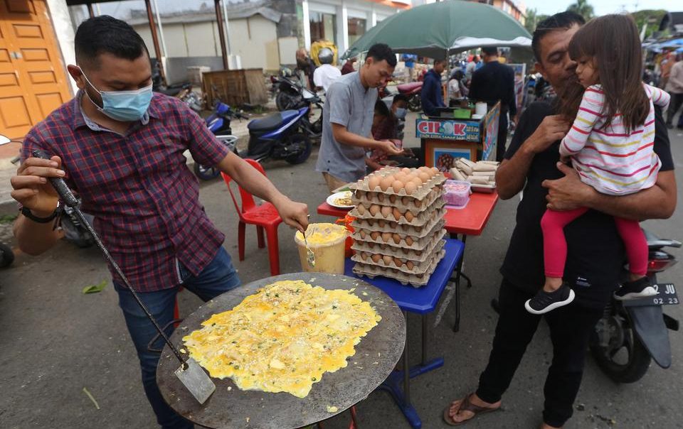 Street Food Malam Pekalongan: Rasa yang Tidak Masuk Google Maps