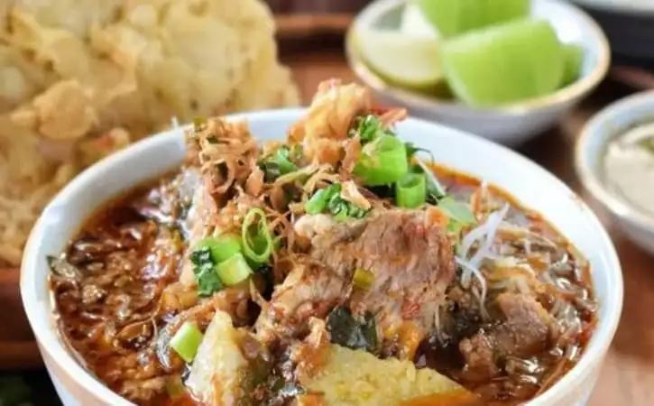 Pekalongan mungkin sering dikenal sebagai kota batik, tapi jika kamu datang lebih pagi—sebelum kota benar-benar sibuk—kamu akan menemukan sisi lain yang jauh lebih menarik: budaya sarapan yang sederhana tapi penuh rasa. Di kota pesisir ini, pagi bukan hanya soal memulai hari. Pagi adalah tentang ritual, tentang kebiasaan, dan tentang makanan yang sudah menjadi bagian dari kehidupan masyarakat sejak lama. Dari nasi megono yang hangat hingga semangkuk tauto yang kaya rasa, Pekalongan menawarkan pengalaman sarapan yang tidak hanya mengenyangkan, tapi juga menceritakan identitas kota itu sendiri. Pagi Dimulai dari Aroma Dapur dan Pasar Saat matahari baru muncul, Pekalongan sudah hidup. Di sudut-sudut jalan dan pasar tradisional, aktivitas mulai terasa: Pedagang menyiapkan dagangan Ibu-ibu membeli bahan makanan Warung kecil mulai mengeluarkan asap dari dapur Di sinilah perjalanan sarapan dimulai. Berbeda dengan kota besar yang serba cepat, di Pekalongan semuanya terasa lebih santai. Orang-orang tidak terburu-buru. Mereka duduk, menikmati makanan, dan berbincang. Sarapan di sini bukan sekadar kebutuhan—tapi bagian dari kehidupan sosial. Nasi Megono: Kesederhanaan yang Mengikat Rasa Kalau bicara sarapan khas Pekalongan, nasi megono adalah jawaban pertama. Hidangan ini terdiri dari: Nasi hangat Olahan nangka muda yang dibumbui kelapa parut Lauk tambahan seperti tempe atau ikan Rasanya gurih, sedikit manis, dan sangat khas. Yang menarik, megono bukan makanan “mewah”. Justru karena kesederhanaannya, makanan ini menjadi favorit banyak orang. Megono mencerminkan satu hal penting: masyarakat Pekalongan terbiasa hidup sederhana, tapi kaya rasa. Tauto Pekalongan: Kuliner yang Jarang Dibahas Kalau kamu ingin mencoba sesuatu yang lebih unik, tauto Pekalongan adalah pilihan yang wajib. Sekilas, tauto terlihat seperti soto. Tapi ada satu hal yang membuatnya berbeda: kuahnya menggunakan tauco (fermentasi kedelai). Hasilnya? Rasa gurih yang lebih dalam Sedikit asin dengan aroma khas Perpaduan antara budaya Jawa dan Tionghoa Biasanya disajikan dengan: Daging sapi Soun Irisan daun bawang Tauto adalah contoh bagaimana Pekalongan menjadi kota yang kaya akan perpaduan budaya. Dan menariknya, makanan ini masih belum terlalu populer di luar daerah—menjadikannya hidden gem kuliner. Sarapan yang Lebih dari Sekadar Makan Yang membuat sarapan di Pekalongan terasa spesial bukan hanya makanannya, tapi suasananya. Di warung sederhana, kamu bisa melihat: Orang tua yang sudah berlangganan bertahun-tahun Pekerja yang mampir sebelum beraktivitas Anak muda yang mulai menjelajah kuliner lokal Semua bercampur dalam satu ruang yang hangat. Tidak ada sekat. Tidak ada formalitas. Yang ada hanya makanan, obrolan, dan waktu yang berjalan perlahan. Menginap Nyaman untuk Eksplorasi Kuliner: Parkside Mandarin Hotel Pekalongan Untuk menikmati pengalaman sarapan khas Pekalongan secara maksimal, kamu butuh tempat menginap yang strategis dan nyaman. Salah satu pilihan terbaik adalah Parkside Mandarin Hotel Pekalongan. Hotel ini berada di kawasan strategis Dupan Square, yang dikenal sebagai pusat hiburan dan aktivitas kota. Lokasi yang Memudahkan Jelajah Kuliner Dengan lokasi di pusat kota, hotel ini memberikan akses mudah ke berbagai tempat makan lokal, pasar, hingga pusat aktivitas masyarakat. Banyak destinasi bisa dijangkau dengan cepat, bahkan sebagian dalam jarak yang tidak terlalu jauh. Selain itu, hotel ini juga dekat dengan terminal dan berbagai fasilitas umum, sehingga memudahkan mobilitas selama di Pekalongan. Fasilitas Lengkap untuk Istirahat Maksimal Parkside Mandarin Hotel Pekalongan memiliki sekitar 127 kamar dengan berbagai pilihan tipe yang bisa disesuaikan dengan kebutuhan tamu. Fasilitas yang tersedia antara lain: WiFi gratis di seluruh area Restoran dengan menu lokal dan internasional Kolam renang dan waterpark Fitness center dan spa Layanan kamar 24 jam Dengan fasilitas ini, kamu bisa beristirahat dengan nyaman setelah seharian berburu kuliner. Cocok untuk Liburan dan Perjalanan Singkat Hotel ini tidak hanya cocok untuk wisatawan, tetapi juga untuk perjalanan bisnis. Dengan fasilitas meeting room, ballroom, hingga pusat bisnis, semua kebutuhan bisa terpenuhi dalam satu tempat. Selain itu, suasana hotel yang nyaman membuatnya ideal untuk staycation singkat di kota Pekalongan. Dari Sarapan ke Cerita Sarapan di Pekalongan mengajarkan satu hal sederhana: bahwa kebahagiaan tidak selalu datang dari hal besar. Cukup dengan: Sepiring nasi megono Semangkuk tauto hangat Dan obrolan ringan di pagi hari Kamu sudah bisa merasakan pengalaman yang autentik. Dan ketika pengalaman itu dipadukan dengan tempat menginap yang nyaman seperti Parkside Mandarin Hotel Pekalongan, perjalananmu akan terasa lebih lengkap. Pekalongan mungkin bukan kota yang “ramai” seperti destinasi besar lainnya. Tapi justru di situlah letak keindahannya. Kota ini mengajarkan kamu untuk menikmati hidup—pelan-pelan, satu suapan demi satu. FAQs (Pertanyaan yang Sering Ditanyakan) 1. Apa itu nasi megono? Nasi megono adalah makanan khas Pekalongan yang terdiri dari nasi dengan olahan nangka muda berbumbu kelapa parut. 2. Apa yang membuat tauto Pekalongan unik? Tauto menggunakan tauco sebagai bahan utama kuahnya, memberikan rasa gurih khas yang berbeda dari soto biasa. 3. Kapan waktu terbaik menikmati sarapan di Pekalongan? Pagi hari antara pukul 06.00–09.00 adalah waktu terbaik untuk menikmati suasana dan makanan khas lokal. 4. Apakah Parkside Mandarin Hotel Pekalongan cocok untuk wisatawan? Ya, hotel ini cocok karena lokasinya strategis, fasilitas lengkap, dan memberikan akses mudah ke berbagai tempat kuliner. 5. Apa saja fasilitas utama di hotel ini? Fasilitas utama meliputi WiFi gratis, restoran, kolam renang, spa, fitness center, dan layanan kamar 24 jam. 6. Apakah hotel ini cocok untuk keluarga? Cocok, karena memiliki fasilitas rekreasi seperti kolam renang dan area hiburan yang bisa dinikmati bersama keluarga. 7. Apakah mudah mencari kuliner di sekitar hotel? Ya, karena lokasinya berada di pusat aktivitas kota, sehingga banyak pilihan makanan di sekitar hotel.