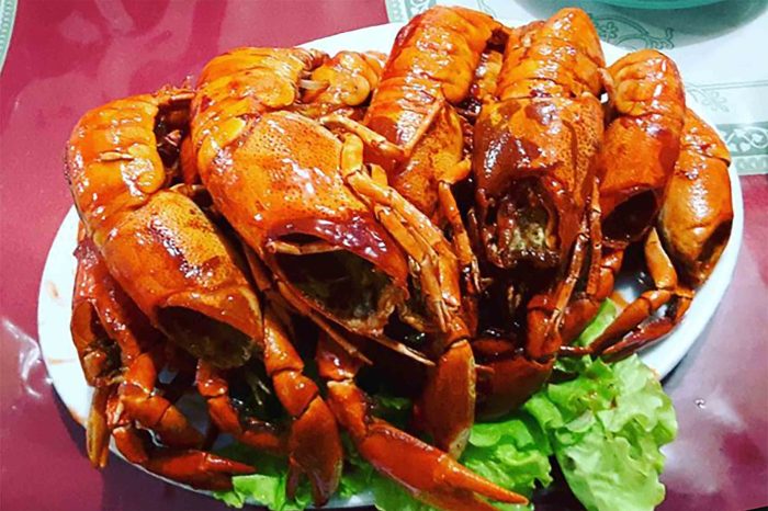 Kuliner Hangat di Waena Saat Hujan Papua Turun Sepanjang Hari